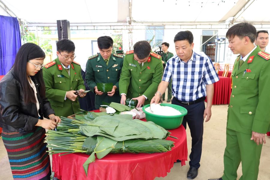 Gói và nấu bánh chưng tặng cho nhân dân trên địa bàn vui Xuân đón Tết Gói và nấu bánh chưng tặng cho nhân dân trên địa bàn vui Xuân đón Tết