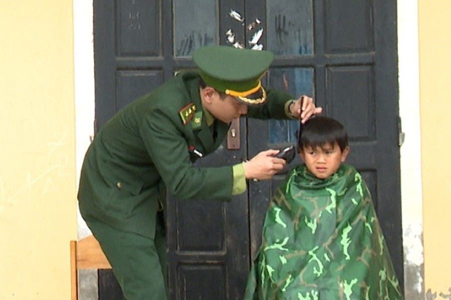 Tổ chức cắt tóc miễn phí cho học sinh Tổ chức cắt tóc miễn phí cho học sinh