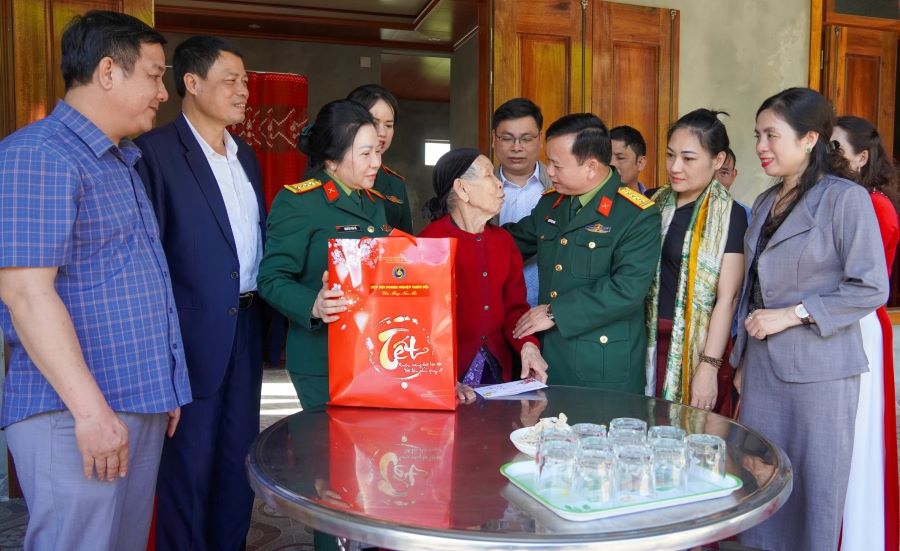 Quảng Trị: Thăm và tặng quà Tết các gia đình chính sách