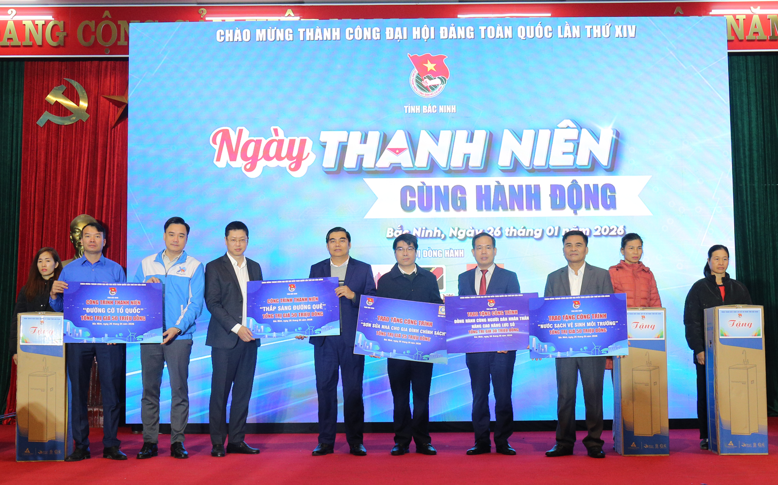 C&aacute;c đồng ch&iacute; l&atilde;nh đạo trao tặng biển c&aacute;c c&ocirc;ng tr&igrave;nh