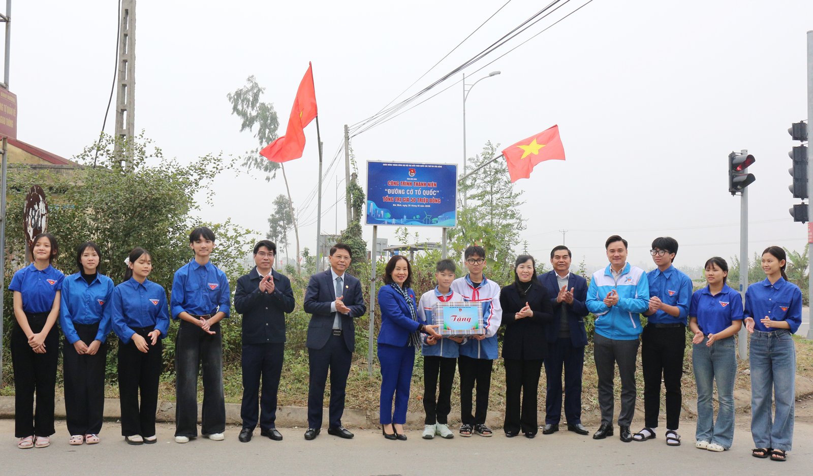 C&aacute;c đại biểu thực hiện nghi thức kh&aacute;nh th&agrave;nh c&ocirc;ng tr&igrave;nh &ldquo;Đường cờ tổ quốc&rdquo;