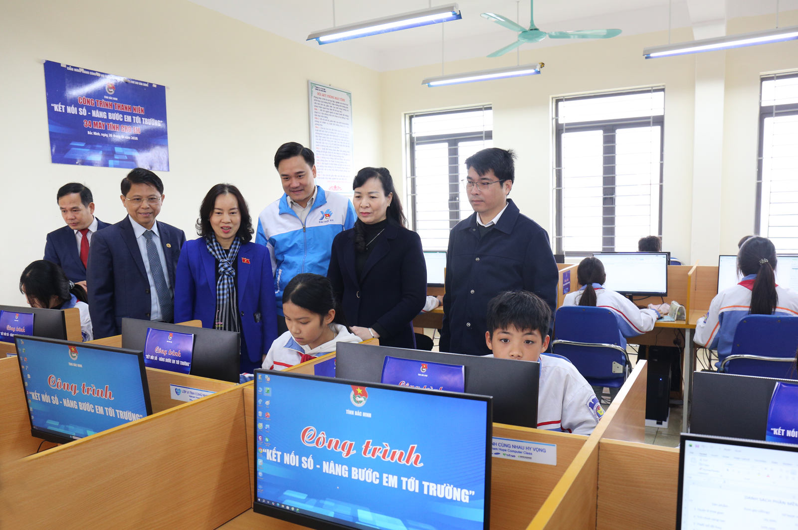 C&aacute;c đại biểu tham quan c&ocirc;ng tr&igrave;nh thanh ni&ecirc;n "Kết nối số - n&acirc;ng bước em tới trường"