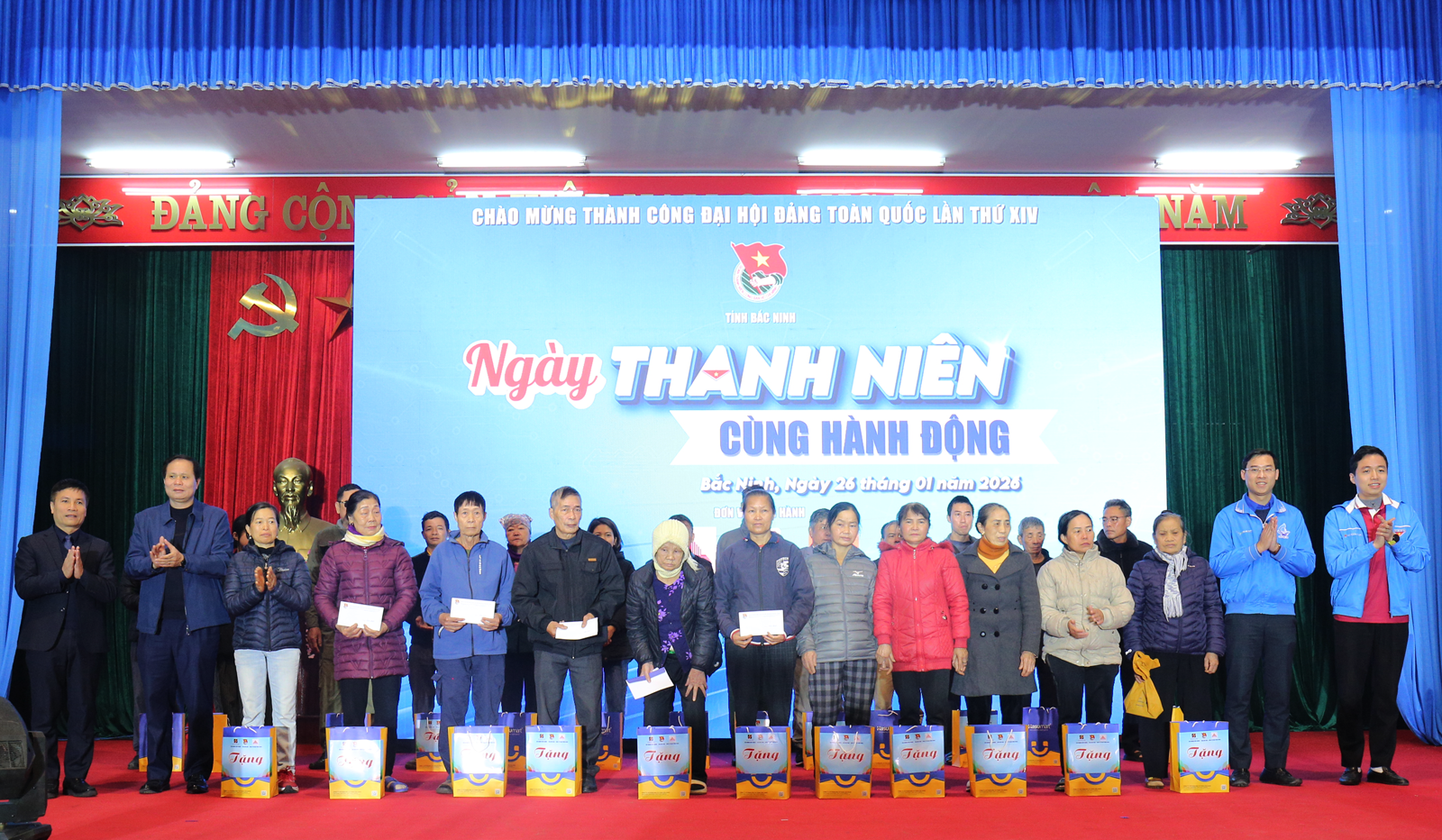 C&aacute;c đồng ch&iacute; l&atilde;nh đạo trao qu&agrave; cho c&aacute;c hộ gia đ&igrave;nh c&oacute; ho&agrave;n cảnh kh&oacute; khăn