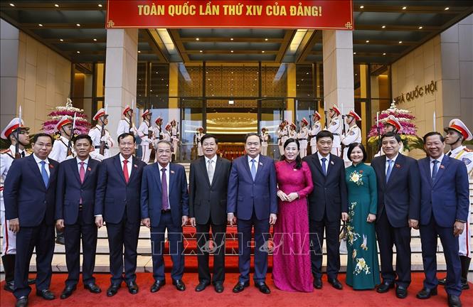 Chủ tịch Quốc hội Trần Thanh Mẫn và Tổng Bí thư, Chủ tịch nước Lào Thongloun Sisoulith với đại biểu đoàn Việt Nam. Ảnh: Doãn Tấn/TTXVN Chủ tịch Quốc hội Trần Thanh Mẫn và Tổng Bí thư, Chủ tịch nước Lào Thongloun Sisoulith với đại biểu đoàn Việt Nam. Ảnh: Doãn Tấn/TTXVN