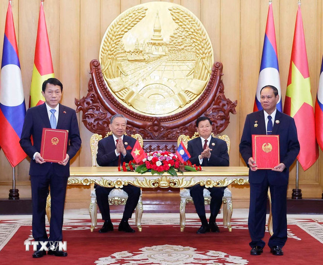 Tổng B&iacute; thư T&ocirc; L&acirc;m v&agrave; Tổng B&iacute; thư, Chủ tịch nước L&agrave;o Thongloun Sisoulith chứng kiến trao Kế hoạch hợp t&aacute;c năm 2026 giữa Bộ C&ocirc;ng an Việt Nam v&agrave; Bộ C&ocirc;ng an L&agrave;o; Thỏa thuận giữa Bộ C&ocirc;ng an Việt Nam v&agrave; Bộ C&ocirc;ng an L&agrave;o về x&acirc;y dựng dự &aacute;n Trung t&acirc;m Chỉ huy Bộ C&ocirc;ng an L&agrave;o. (Ảnh: Thống Nhất/TTXVN)