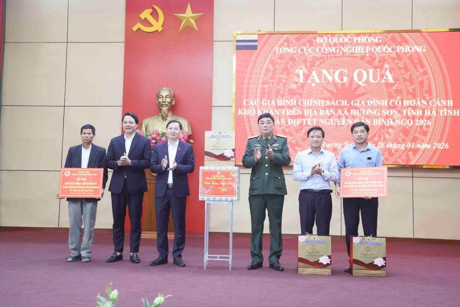 Tổng cục Công nghiệp quốc phòng tặng quà Tết tại Hà Tĩnh