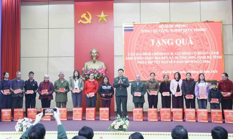 Đại diện Tổng cục C&ocirc;ng nghiệp quốc ph&ograve;ng trao qu&agrave; Tết cho 40 gia đ&igrave;nh ch&iacute;nh s&aacute;ch, hộ c&oacute; ho&agrave;n cảnh kh&oacute; khăn tr&ecirc;n địa b&agrave;n x&atilde; Hương Sơn