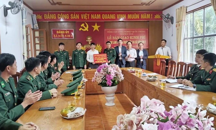 Đại diện l&atilde;nh đạo Nh&agrave; m&aacute;y Z113 trao biểu trưng hỗ trợ x&acirc;y dựng nh&agrave; ở cho hộ ngh&egrave;o v&agrave; 50 triệu đồng ủng hộ &ldquo;Quỹ V&igrave; người ngh&egrave;o&rdquo;, 