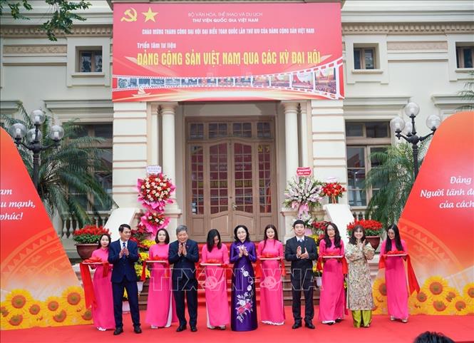 Khai mạc Triển lãm tư liệu “Đảng Cộng sản Việt Nam qua các kỳ Đại hội”