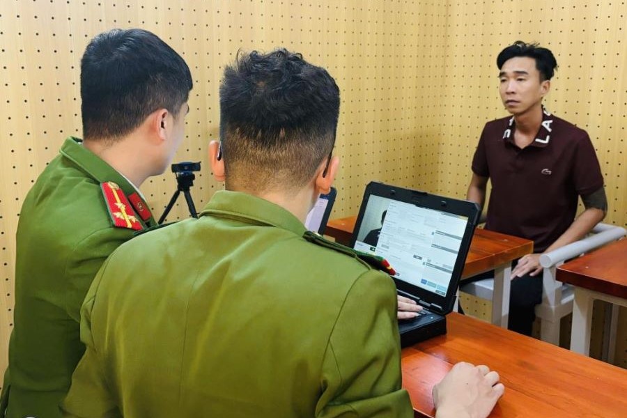 Đối tượng Lê Tấn Tài tại cơ quan điều tra Đối tượng Lê Tấn Tài tại cơ quan điều tra