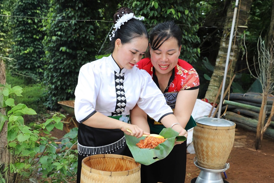 X&ocirc;i đồ trong ch&otilde; gỗ &ndash; C&aacute;ch nấu x&ocirc;i truyền thống giữ trọn hương vị nếp mới của người Th&aacute;i