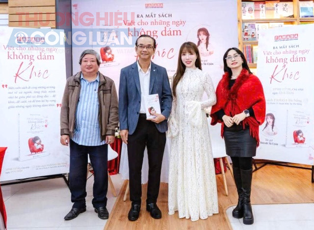 Nh&agrave; b&aacute;o, nh&agrave; nghi&ecirc;n cứu Phan Thanh Đ&agrave; Hải v&agrave; Nh&agrave; thơ Nguyễn Nho Khi&ecirc;m, Chủ tịch Li&ecirc;n hiệp c&aacute;c Hội Văn học Nghệ thuật Đ&agrave; Nẵng chụp ảnh c&ugrave;ng Huỳnh T&uacute; Uy&ecirc;n, t&aacute;c giả cuốn s&aacute;ch: 