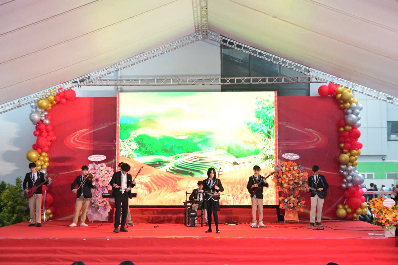 Học sinh Trường THCS – THPT Newton biểu diễn tiết mục nghệ thuật tại lễ tuyên dương, thể hiện môi trường giáo dục chú trọng phát triển hài hòa giữa học thuật và năng khiếu. Học sinh Trường THCS – THPT Newton biểu diễn tiết mục nghệ thuật tại lễ tuyên dương, thể hiện môi trường giáo dục chú trọng phát triển hài hòa giữa học thuật và năng khiếu.