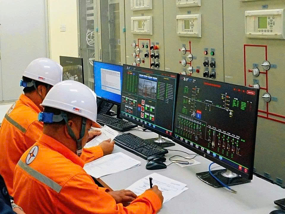 Nh&acirc;n vi&ecirc;n X&iacute; nghiệp Lưới điện cao thế Quảng Ninh thực hiện c&ocirc;ng t&aacute;c đ&oacute;ng điện TBA 110 kV Ho&agrave;nh Bồ