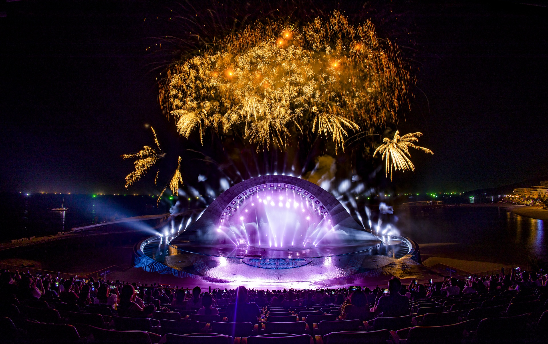 Màn pháo hoa trong show diễn Kiss of The Sea đã trở thành “bữa ăn tinh thần” không thể thiếu của du khách đến Phú Quốc. Ảnh: Ánh Dương Màn pháo hoa trong show diễn Kiss of The Sea đã trở thành “bữa ăn tinh thần” không thể thiếu của du khách đến Phú Quốc. Ảnh: Ánh Dương