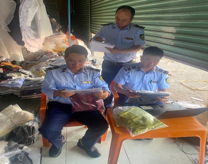 An Giang: Tạm giữ 250 bộ đầm nữ không rõ nguồn gốc tại cơ sở kinh doanh không phép