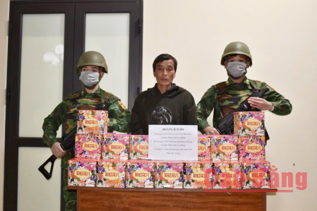 Cao Bằng: Bắt quả tang đối tượng vận chuyển 54kg pháo nổ trái phép