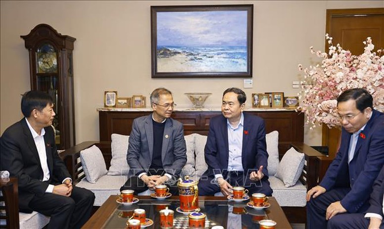 Chủ tịch Quốc hội Trần Thanh Mẫn thăm, tặng quà gia đình cố Tổng Bí thư Trường Chinh - Ảnh: TTXVN Chủ tịch Quốc hội Trần Thanh Mẫn thăm, tặng quà gia đình cố Tổng Bí thư Trường Chinh - Ảnh: TTXVN