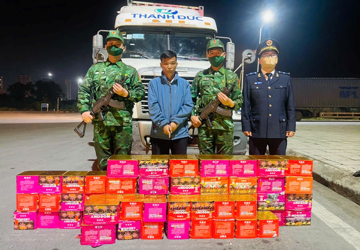 Quảng Ninh: Bắt giữ xe đầu kéo "chở" 55 giàn pháo hoa nổ lậu tại cửa khẩu Bắc Luân 2