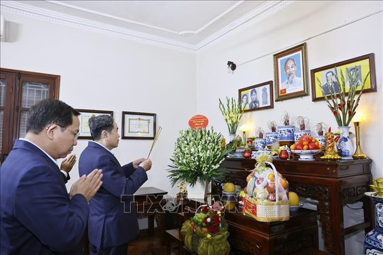 Chủ tịch Quốc hội Trần Thanh Mẫn thăm gia đình và dâng hương tưởng nhớ cố Bộ trưởng Bộ Công an Lê Minh Hương - Ảnh: TTXVN Chủ tịch Quốc hội Trần Thanh Mẫn thăm gia đình và dâng hương tưởng nhớ cố Bộ trưởng Bộ Công an Lê Minh Hương - Ảnh: TTXVN