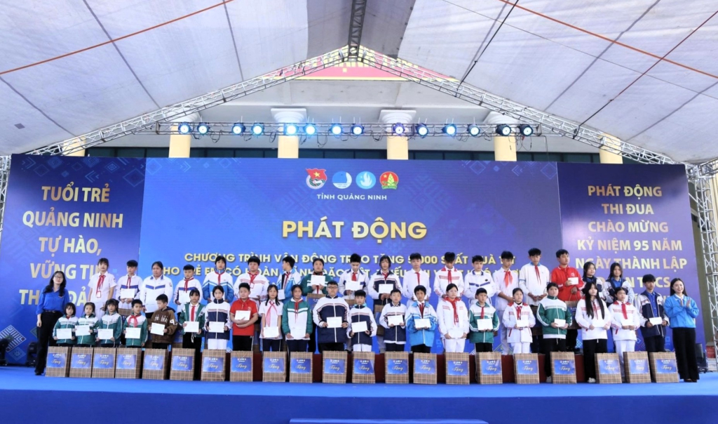Quảng Ninh: Lan tỏa tinh thần xung kích, trao tặng hơn 1 tỷ đồng tại “Ngày thanh niên cùng hành động”