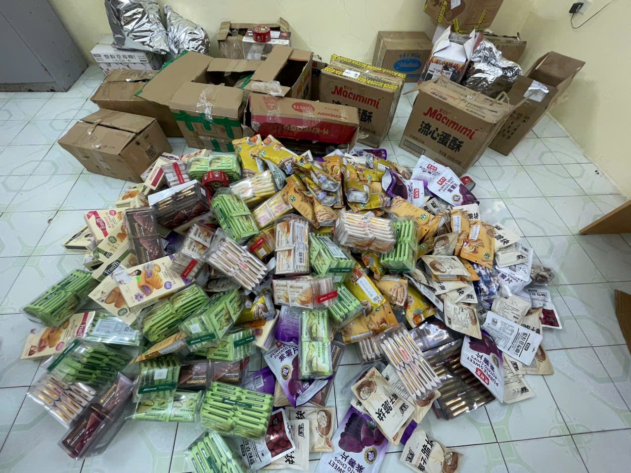 Thanh Hóa: Phạt 12 triệu đồng, tiêu hủy hàng trăm gói bánh không rõ nguồn gốc tại Sầm Sơn