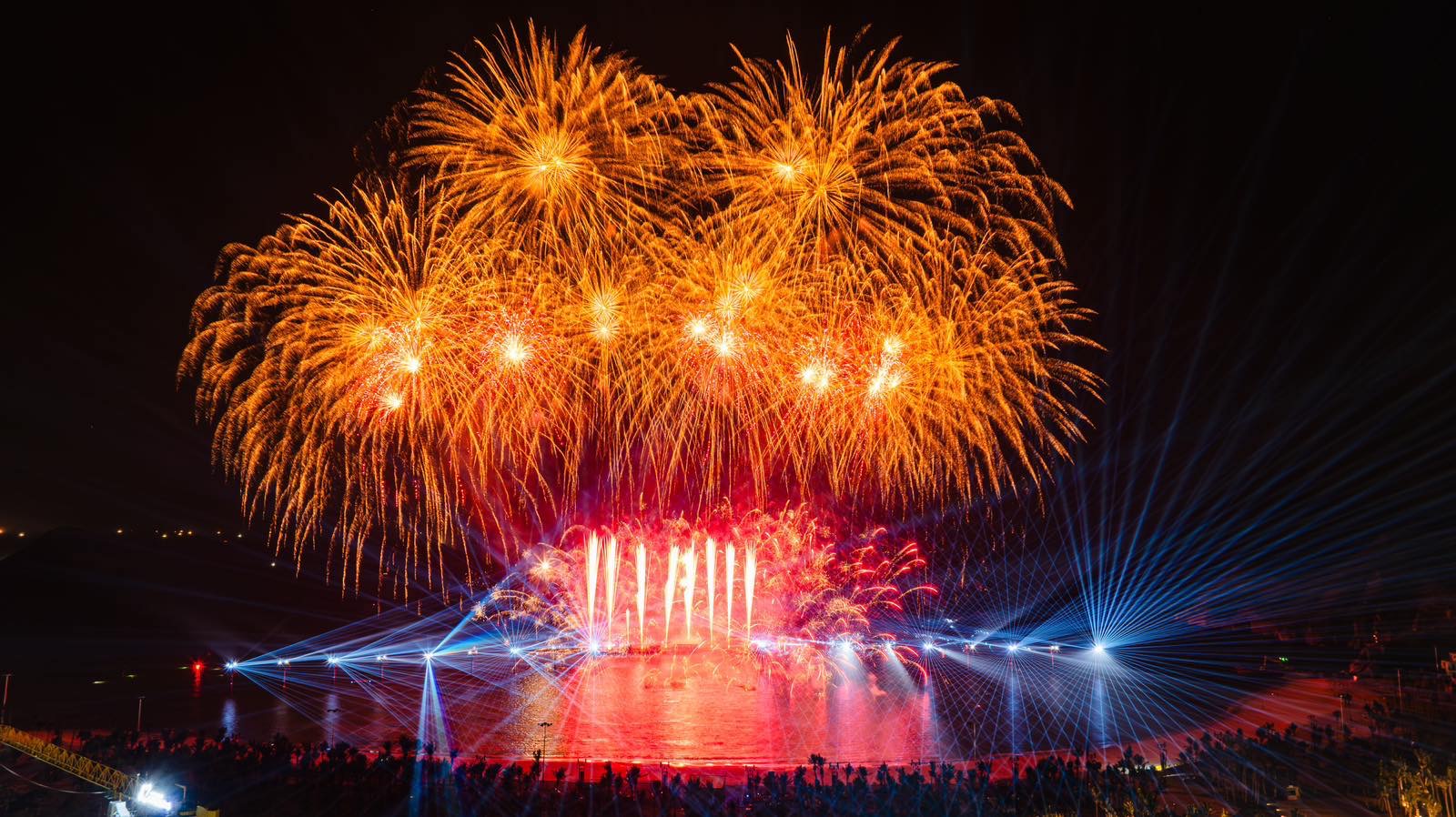 Show diễn ph&aacute;o hoa đẳng cấp l&agrave; điểm nhấn thu h&uacute;t du kh&aacute;ch đến với C&aacute;t B&agrave;. Ảnh: &Aacute;nh Dương