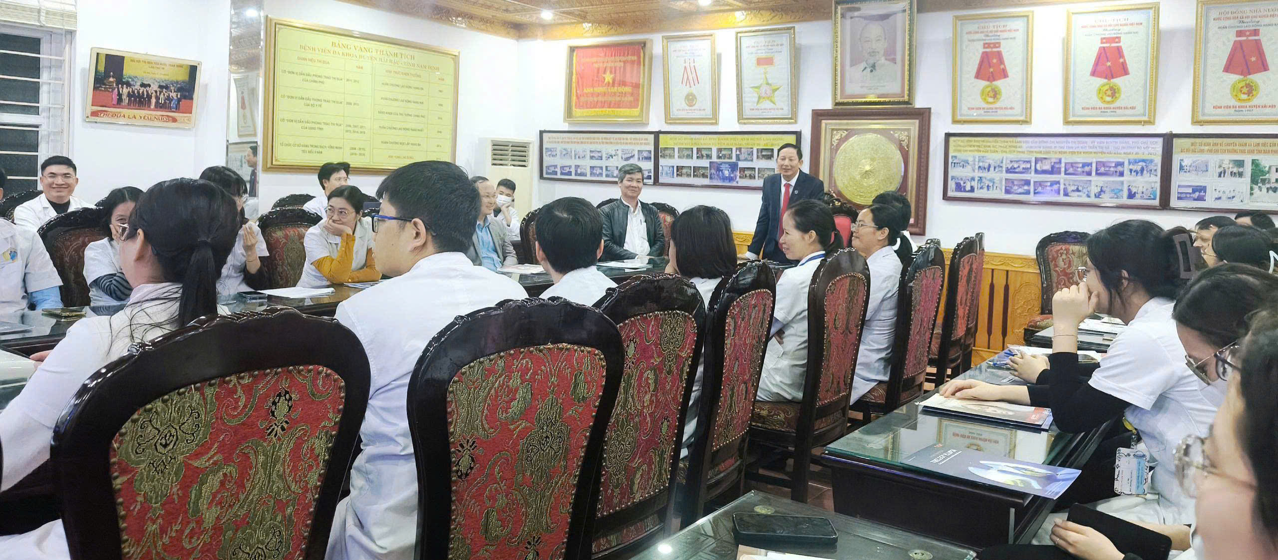 Một buổi giao ban cởi mở, vui vẻ tại Bệnh viện