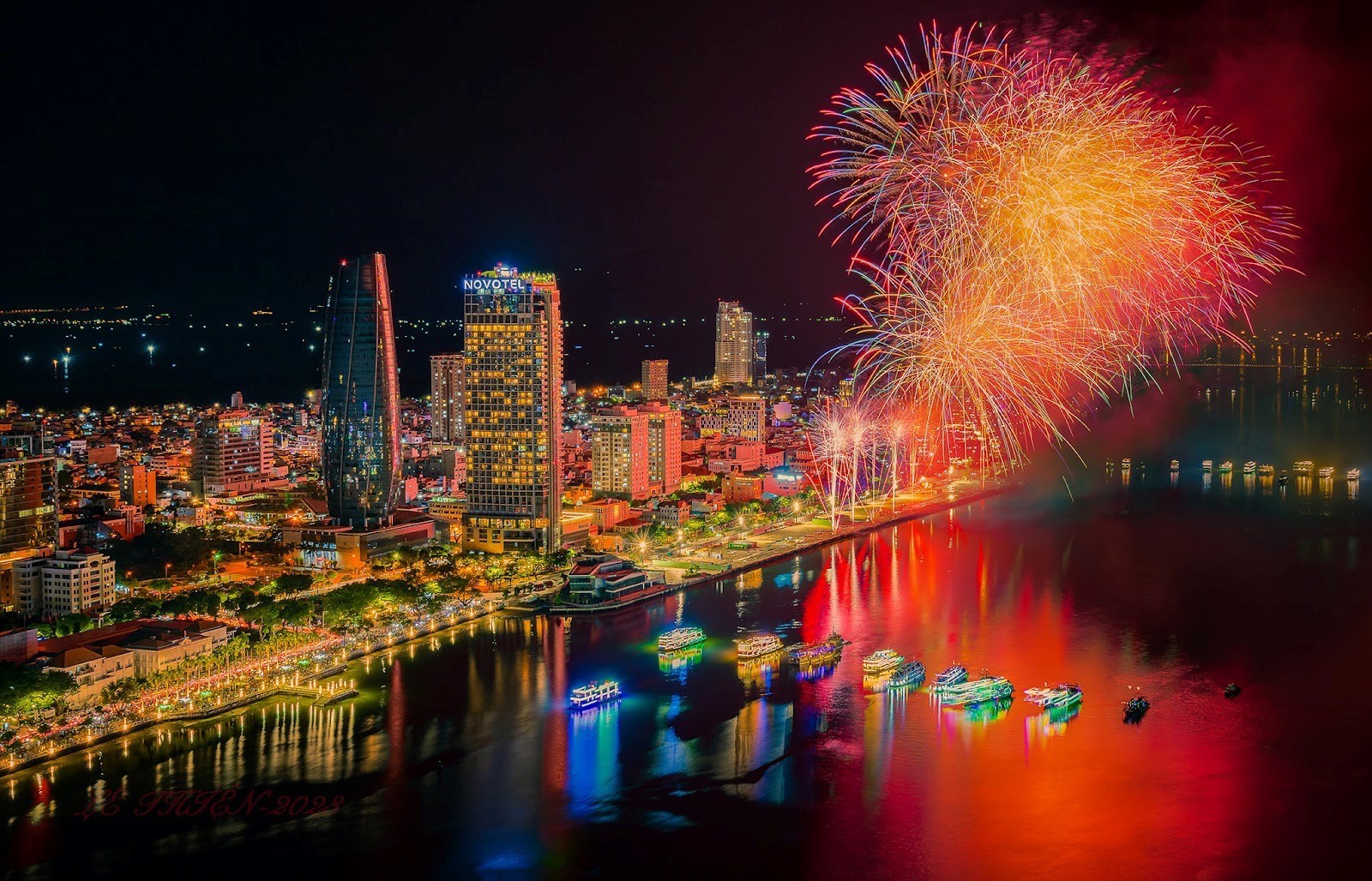 Lễ hội Pháo hoa quốc tế Đà Nẵng (DIFF) – sản phẩm du lịch mang đậm dấu ấn Sun Group. Ảnh: Ánh Dương Lễ hội Pháo hoa quốc tế Đà Nẵng (DIFF) – sản phẩm du lịch mang đậm dấu ấn Sun Group. Ảnh: Ánh Dương