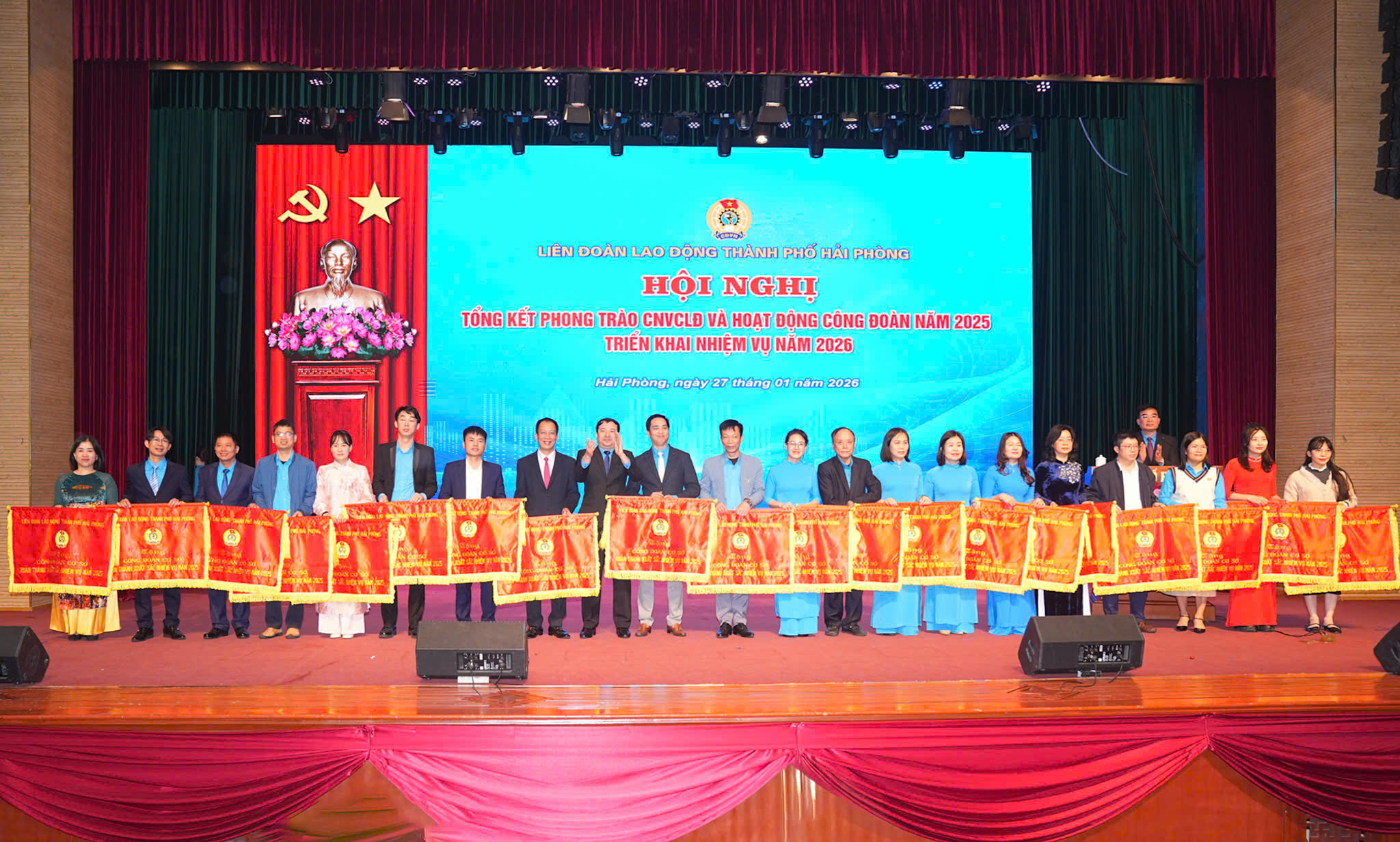 Các tập thể được trao tặng Cờ thi đua của LĐLĐ thành phố. Các tập thể được trao tặng Cờ thi đua của LĐLĐ thành phố.