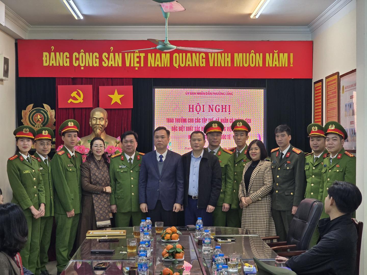 Kịp thời khen thưởng cán bộ, chiến sĩ Công an phường Láng lập thành tích xuất sắc