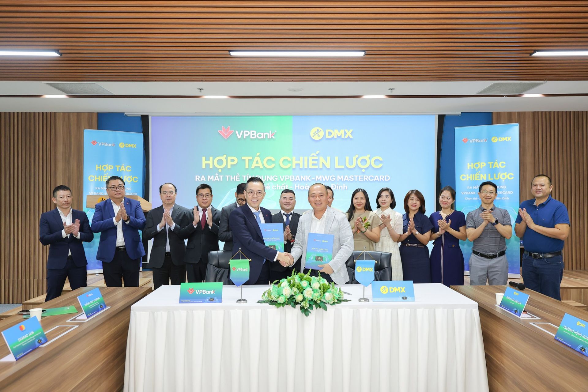 Đại diện VPBank v&agrave; DMX tại Lễ k&yacute; kết hợp t&aacute;c chiến lược ra mắt thẻ t&iacute;n dụng VPBank MWG Mastercard