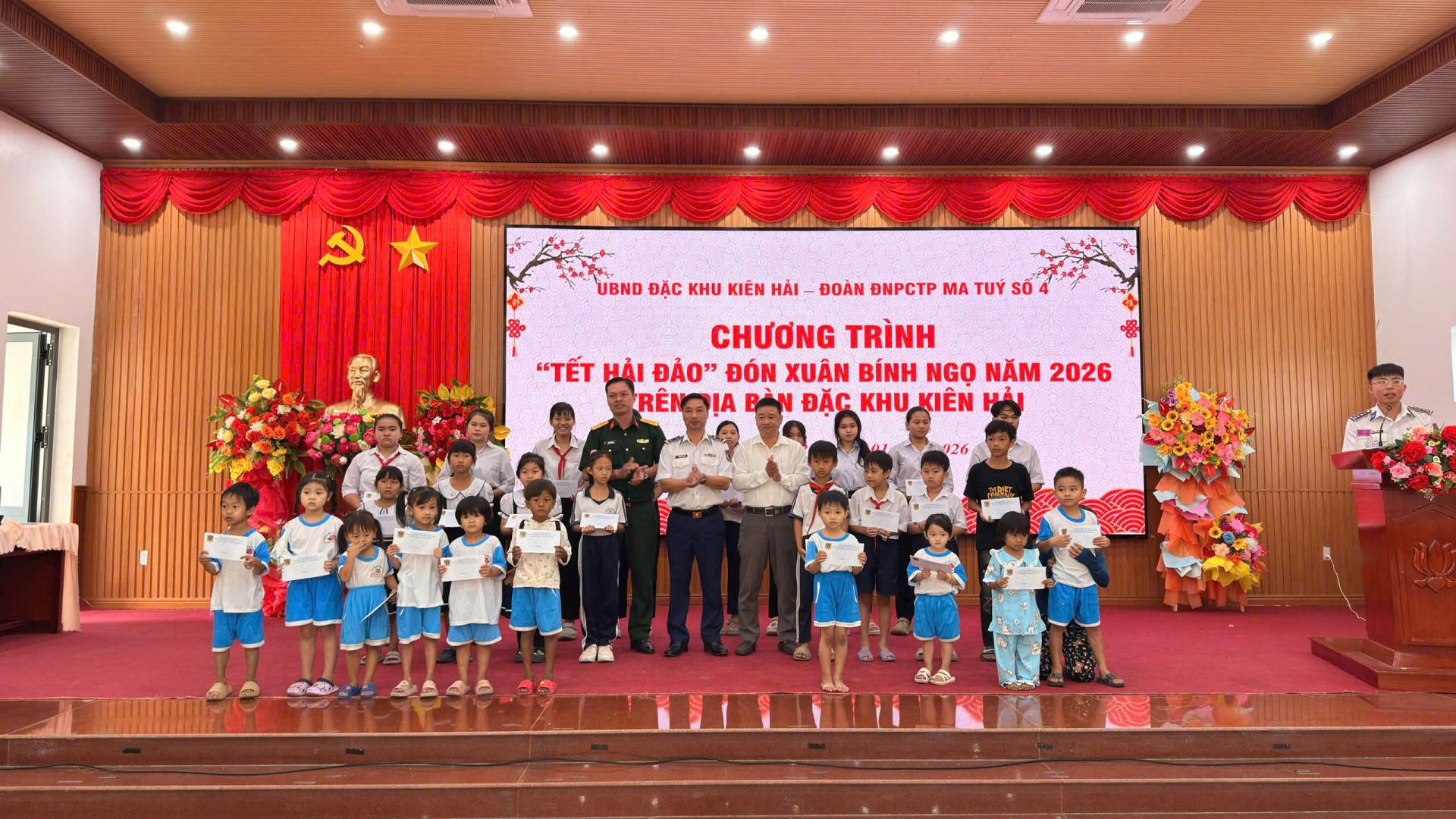 Đoàn Đặc nhiệm PCTP ma túy số 4 tặng 30 suất quà cho học sinh có hoàn cảnh khó khăn Đoàn Đặc nhiệm PCTP ma túy số 4 tặng 30 suất quà cho học sinh có hoàn cảnh khó khăn