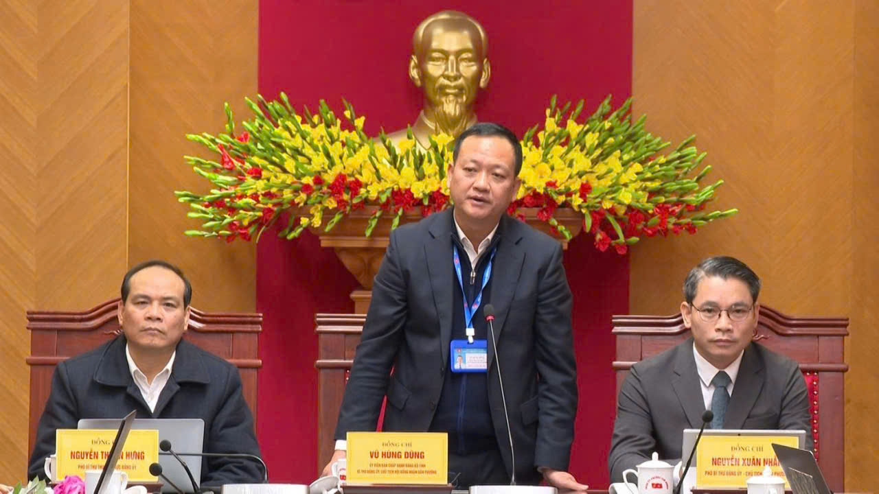 Ông Vũ Hùng Dũng – Ủy viên Ban Chấp hành Đảng bộ tỉnh, Bí thư Đảng ủy phường Cam Đường phát biểu và gửi lời chúc mừng năm mới tới đội ngũ những người làm báo Ông Vũ Hùng Dũng – Ủy viên Ban Chấp hành Đảng bộ tỉnh, Bí thư Đảng ủy phường Cam Đường phát biểu và gửi lời chúc mừng năm mới tới đội ngũ những người làm báo