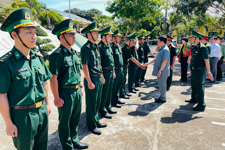 Bí thư Tỉnh uỷ đến thăm, chúc Tết Đòn Biên phòng Cửa khẩu cảng Phú Quý Bí thư Tỉnh uỷ đến thăm, chúc Tết Đòn Biên phòng Cửa khẩu cảng Phú Quý