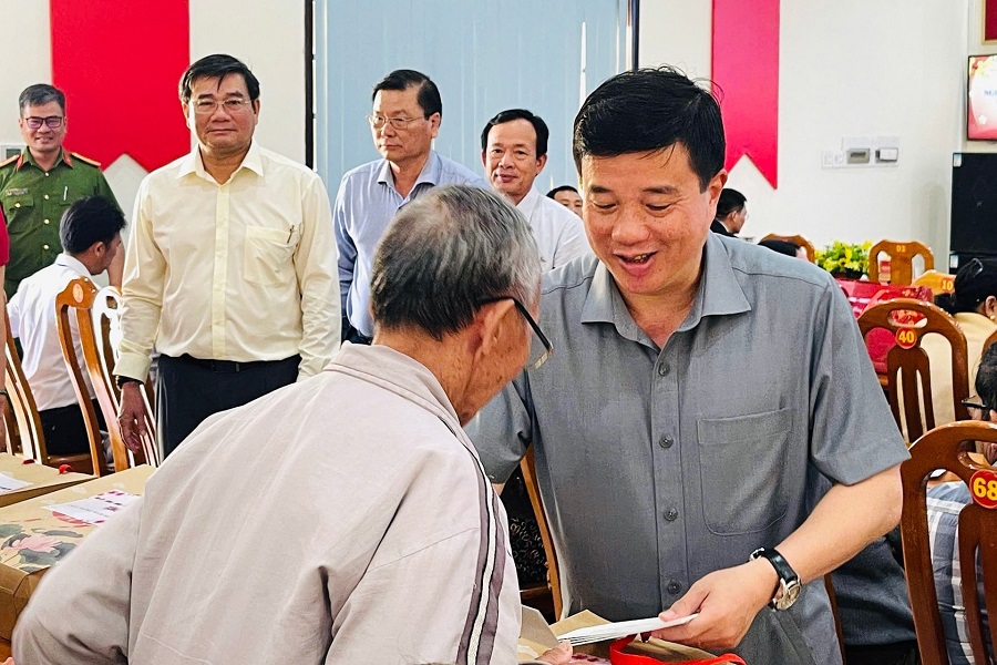 Bí thư Tỉnh ủy tặng quà cho người dân có hoàn cảnh khó khăn ở đặc khu Bí thư Tỉnh ủy tặng quà cho người dân có hoàn cảnh khó khăn ở đặc khu