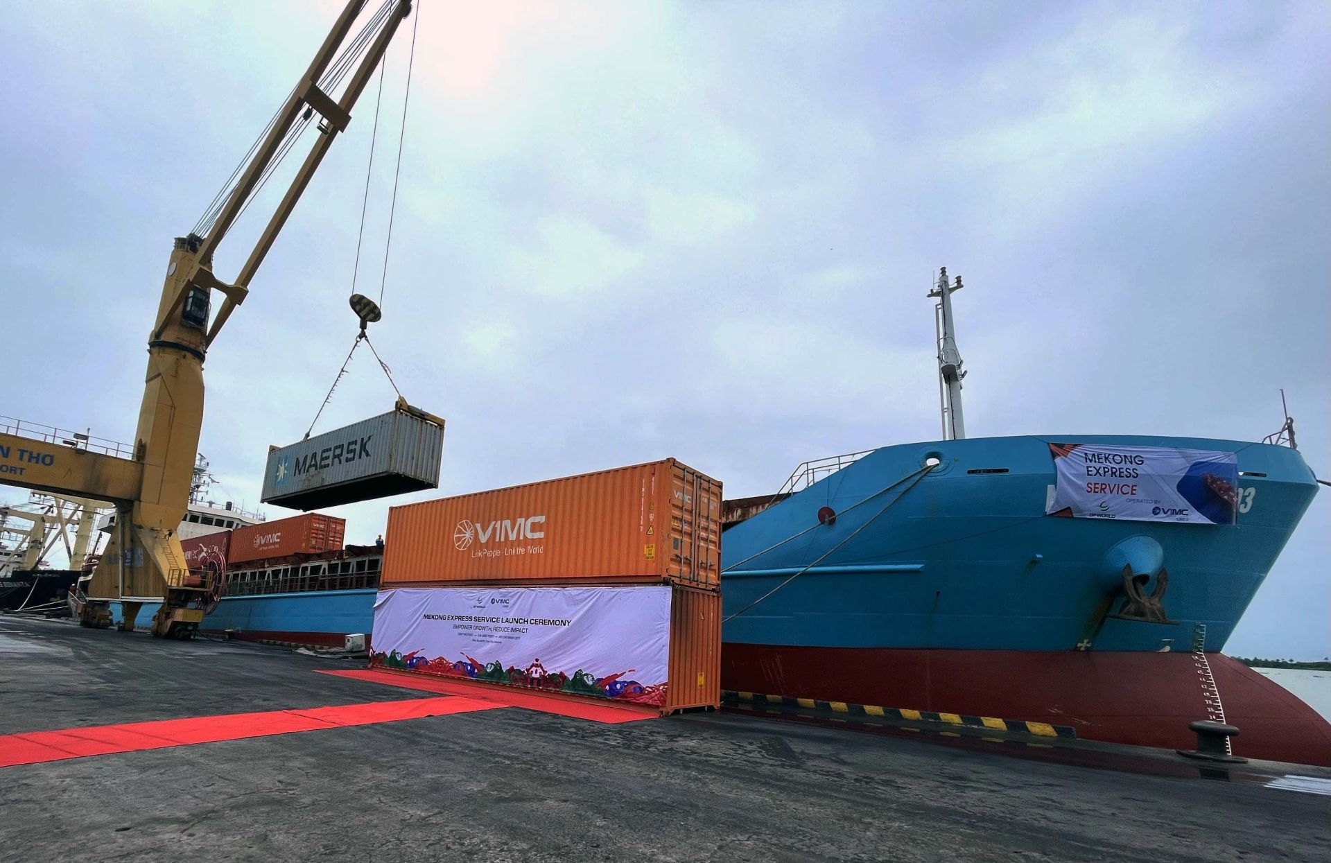 Ph&aacute;t triển Logicstics thế mạnh TP. Cần Thơ. Trong ảnh bốc xếp h&agrave;ng h&oacute;a tại cảng C&agrave;i Cui.