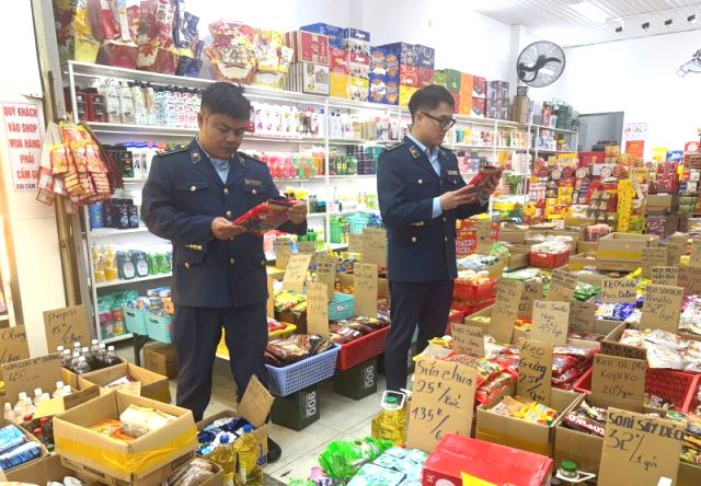 Đội Quản l&yacute; thị trường số 5 đ&atilde; đồng bộ triển khai c&aacute;c biện ph&aacute;p nghiệp vụ, tăng cường kiểm tra, gi&aacute;m s&aacute;t thị trường