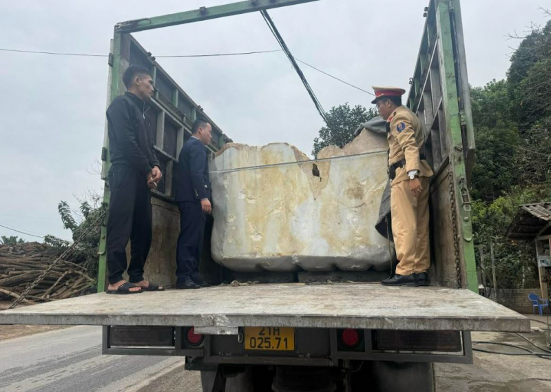 Lào Cai: Phát hiện 2 khối đá hoa nặng 70 tấn không rõ nguồn gốc