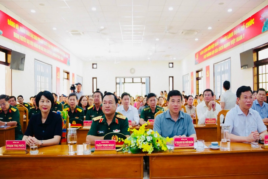 Đoàn công tác của Tỉnh ủy, HĐND, UBND, UBMT Tổ quốc Việt Nam tỉnh Lâm Đồng do đồng chí Y Thanh Hà Niê Kđăm, Ủy viên Ban Chấp hành Trung ương Đảng, Bí thư Tỉnh ủy, Trưởng Đoàn ĐBQH tỉnh làm trưởng đoàn và Quân khu 7 đã đến thăm, chúc tết tại Đặc khu Phú Quý Đoàn công tác của Tỉnh ủy, HĐND, UBND, UBMT Tổ quốc Việt Nam tỉnh Lâm Đồng do đồng chí Y Thanh Hà Niê Kđăm, Ủy viên Ban Chấp hành Trung ương Đảng, Bí thư Tỉnh ủy, Trưởng Đoàn ĐBQH tỉnh làm trưởng đoàn và Quân khu 7 đã đến thăm, chúc tết tại Đặc khu Phú Quý