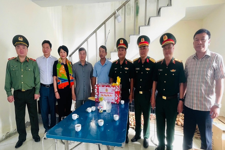 Đoàn công tác đã ra thăm đảo Hòn Hải, hòn đảo thuộc Đặc khu Phú Quý Đoàn công tác đã ra thăm đảo Hòn Hải, hòn đảo thuộc Đặc khu Phú Quý