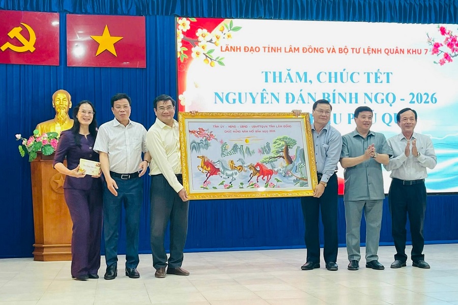 Đồng chí Y Thanh Hà Niê Kđăm, Ủy viên Ban Chấp hành Trung ương Đảng, Bí thư Tỉnh ủy, Trưởng Đoàn Đại biểu Quốc hội tỉnh tặng tranh lưu niệm cho đặc khu Phú Quý Đồng chí Y Thanh Hà Niê Kđăm, Ủy viên Ban Chấp hành Trung ương Đảng, Bí thư Tỉnh ủy, Trưởng Đoàn Đại biểu Quốc hội tỉnh tặng tranh lưu niệm cho đặc khu Phú Quý