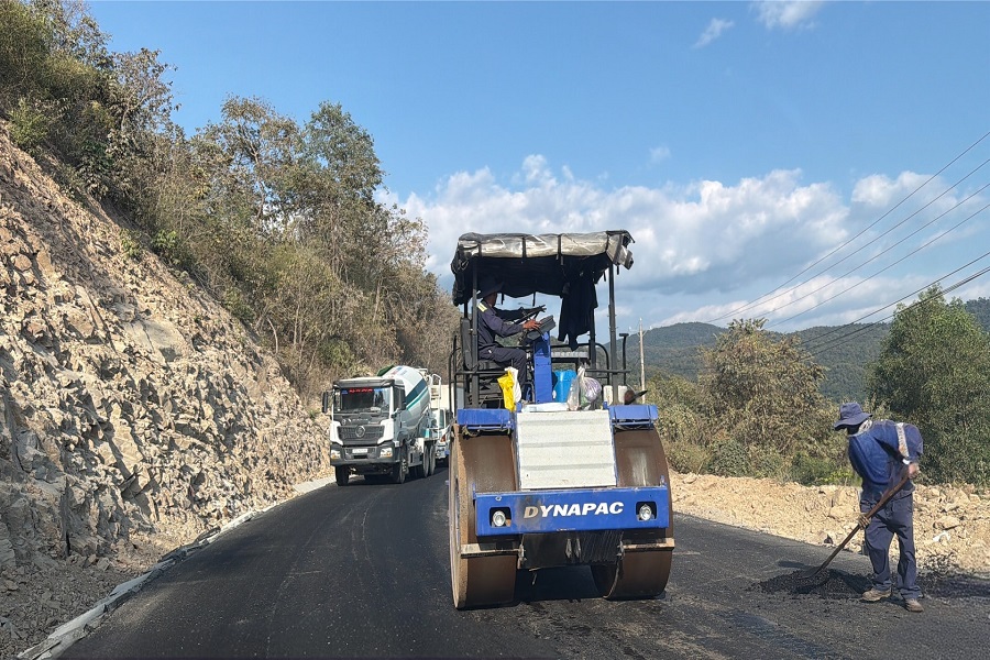 Dự án Cải tạo, nâng cấp quốc lộ 28B đang thực hiện công đoạn thảm nhựa Dự án Cải tạo, nâng cấp quốc lộ 28B đang thực hiện công đoạn thảm nhựa