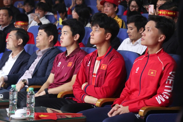 Ấm &aacute;p buổi gặp gỡ t&ocirc;n vinh ba cầu thủ U23 qu&ecirc; Nghệ An.