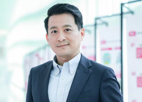 &Ocirc;ng Kh&uacute;c Cường, Gi&aacute;o sư Đại học D&acirc;n tộc Trung ương, chuy&ecirc;n gia b&igrave;nh luận của CGTN (Trung Quốc).