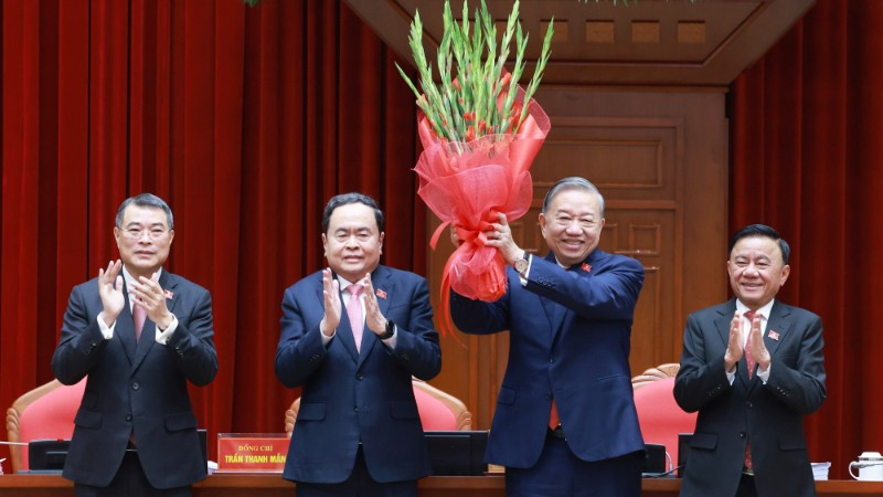 Ban Chấp h&agrave;nh Trung ương Đảng kh&oacute;a XIV thống nhất tuyệt đối bầu đồng ch&iacute; T&ocirc; L&acirc;m tiếp tục giữ chức Tổng B&iacute; thư. (Ảnh: TTXVN)