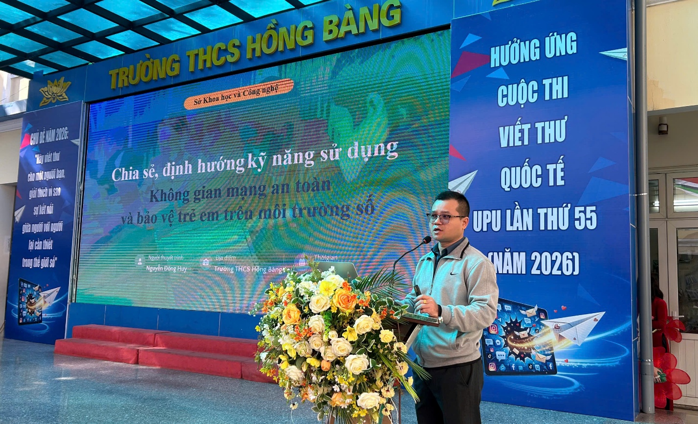 Đồng ch&iacute; Nguyễn Đ&ocirc;ng Huy, Ph&oacute; Gi&aacute;m đốc Trung t&acirc;m C&ocirc;ng nghệ th&ocirc;ng tin v&agrave; Truyền th&ocirc;ng Hải Ph&ograve;ng (Sở Khoa học v&agrave; C&ocirc;ng nghệ) tr&igrave;nh b&agrave;y chuy&ecirc;n đề.