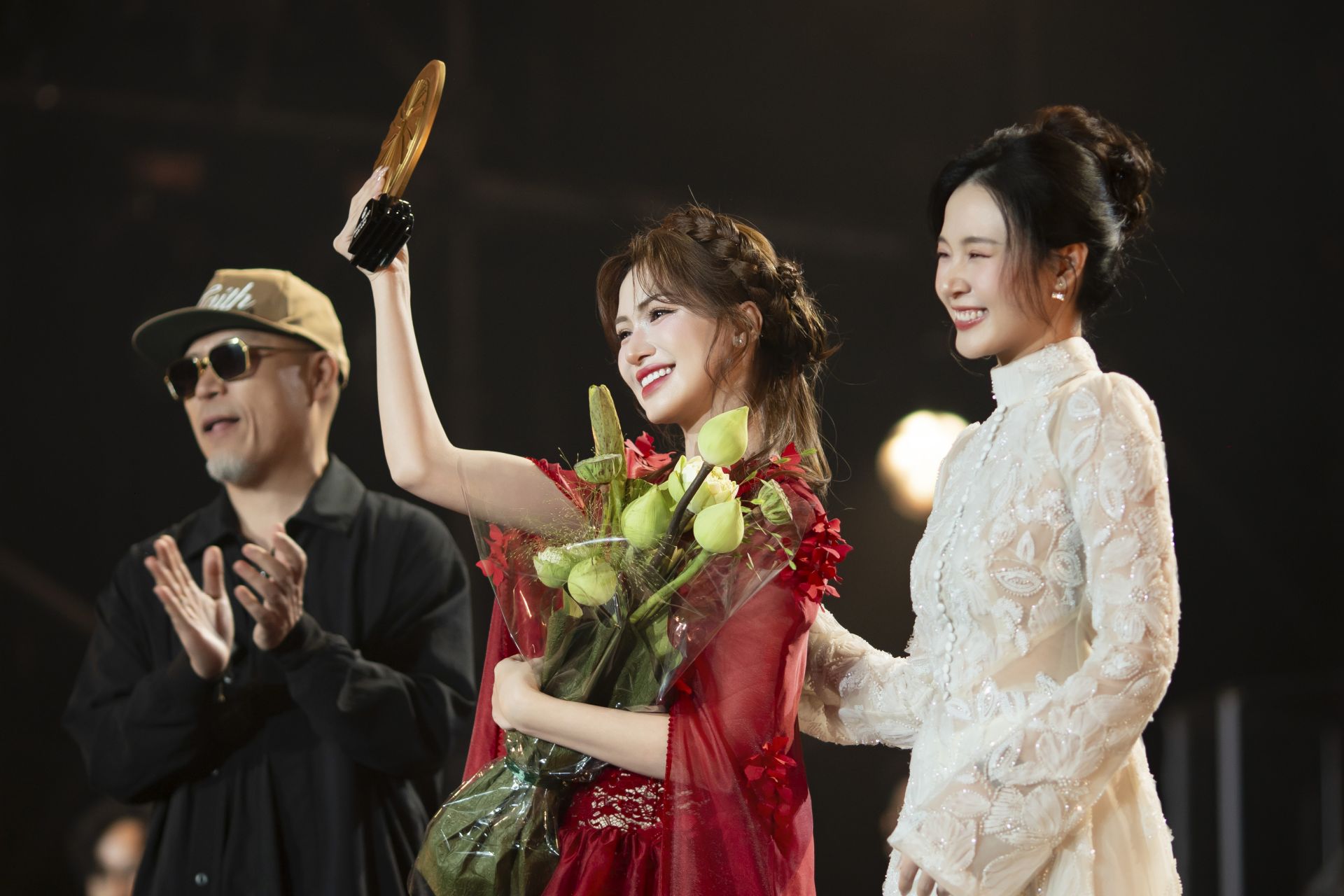 Ca sĩ H&ograve;a Minzy x&uacute;c động nhận danh hiệu Ca sĩ của năm của giải thưởng Tinh hoa Việt