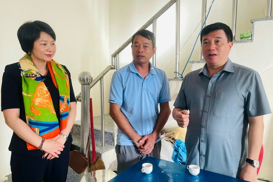 Lãnh đạo tỉnh hỏi thăm, động viên cán bộ, nhân viên đang làm nhiệm vụ tại đảo Hòn Hải Lãnh đạo tỉnh hỏi thăm, động viên cán bộ, nhân viên đang làm nhiệm vụ tại đảo Hòn Hải