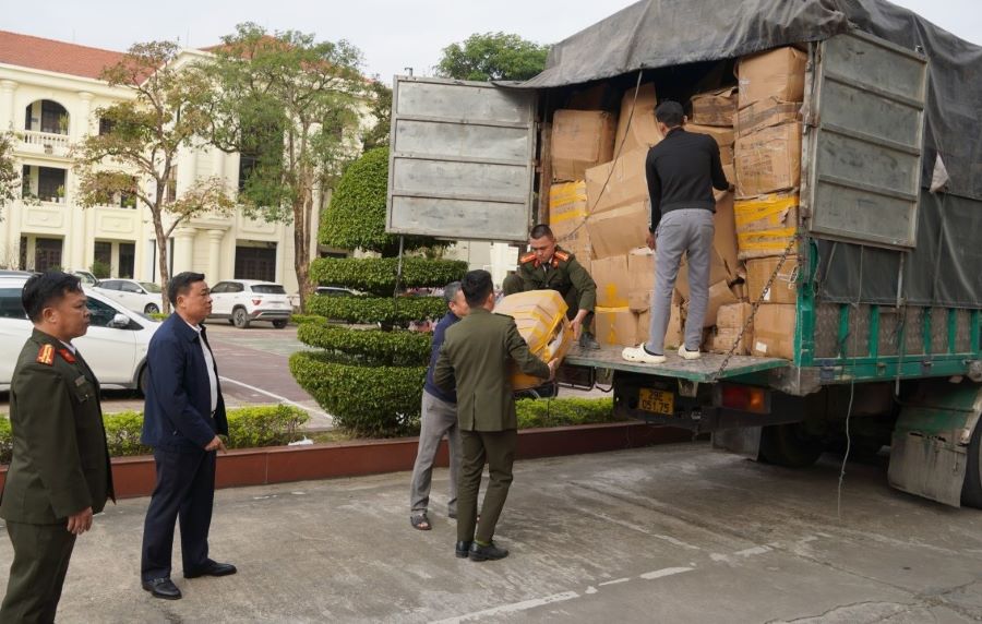 C&ocirc;ng an tỉnh Quảng Trị triệt ph&aacute; đường d&acirc;y v&agrave; thu giữ hơn 25 tấn h&agrave;ng h&oacute;a mỹ phẩm l&agrave; h&agrave;ng giả, kh&ocirc;ng r&otilde; nguồn gốc xuất xứ